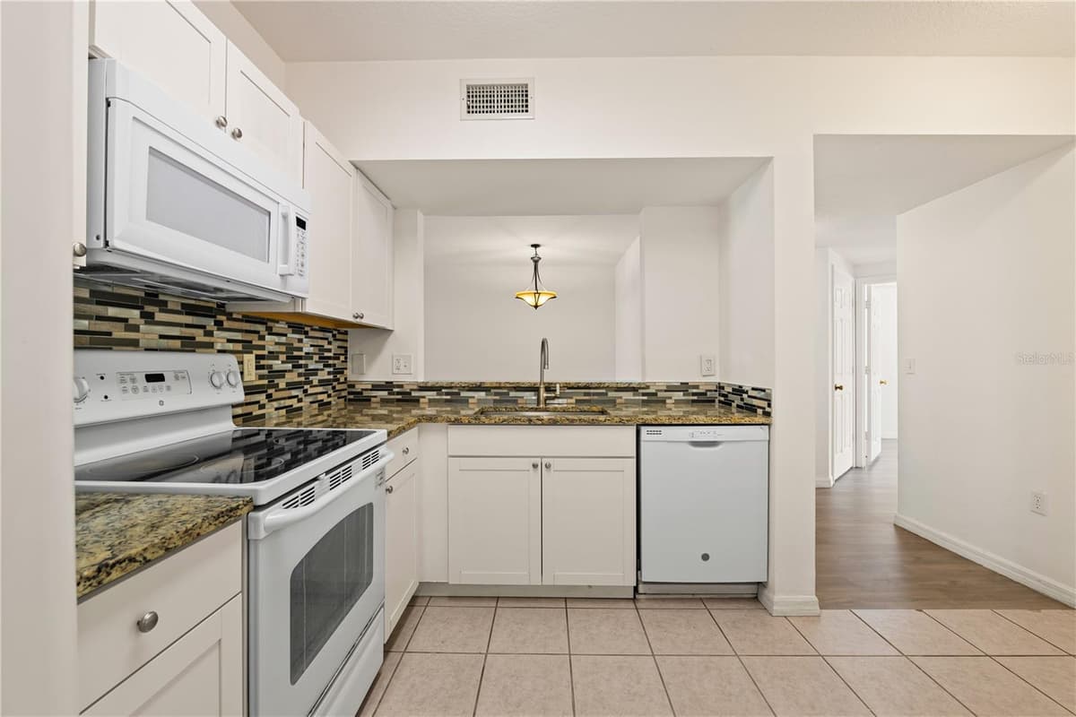 6434 CYPRESSDALE DRIVE — photo 4 of 33
