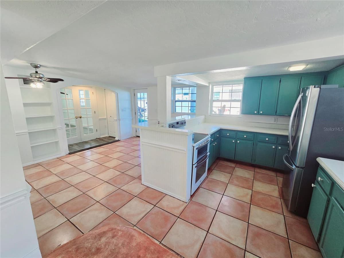 611 19TH AVENUE — photo 9 of 28