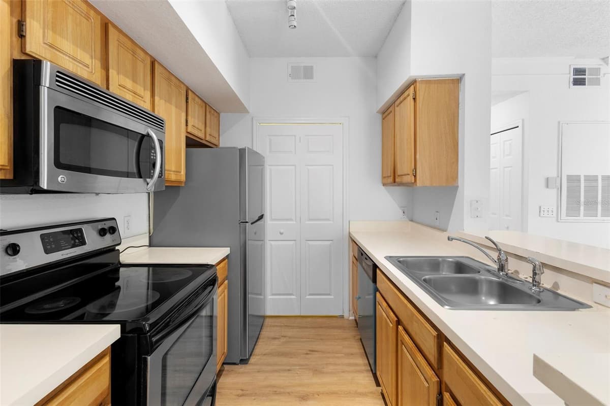 13037 MULBERRY PARK DRIVE — photo 4 of 45