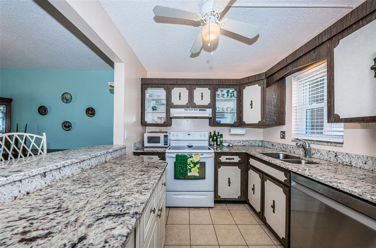 7405 BAY ISLAND DRIVE — photo 10 of 32