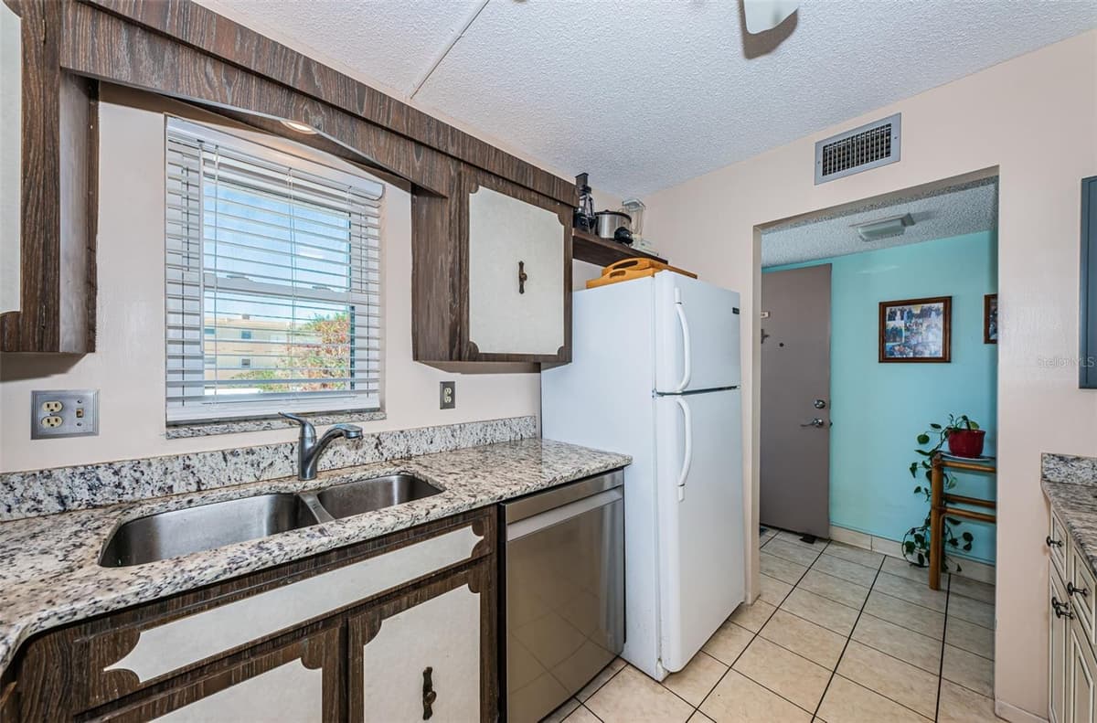 7405 BAY ISLAND DRIVE — photo 11 of 32