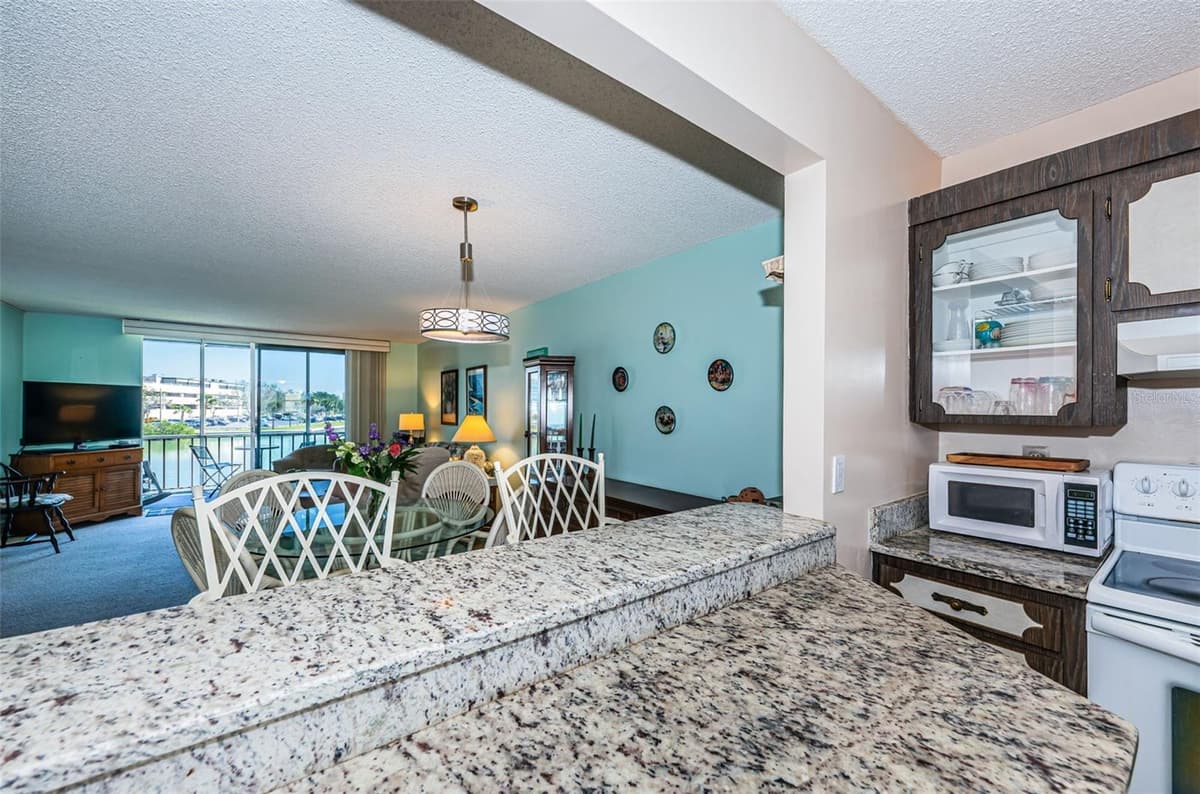 7405 BAY ISLAND DRIVE — photo 13 of 32