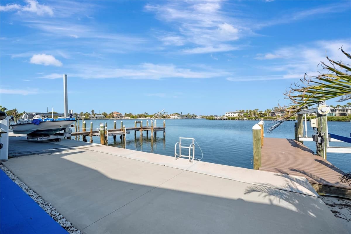 15 SEASIDE COURT — photo 10 of 44
