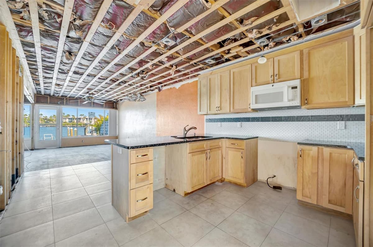 15 SEASIDE COURT — photo 16 of 44