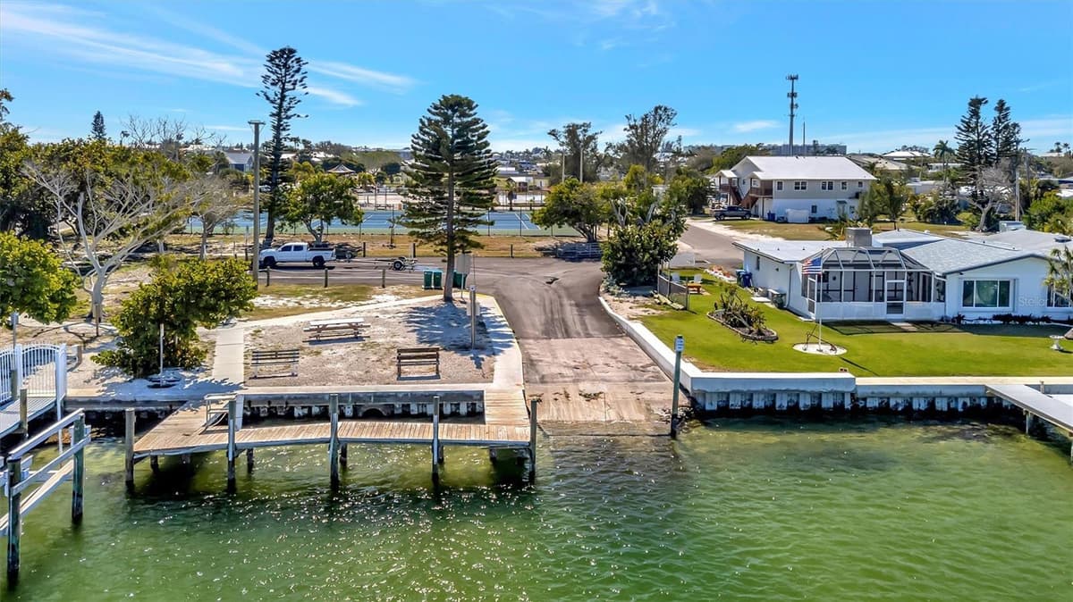 15 SEASIDE COURT — photo 36 of 44
