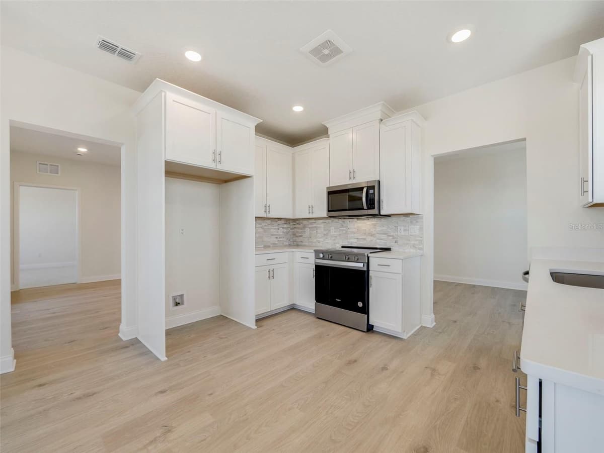 7545 LAUREATE BOULEVARD — photo 4 of 28