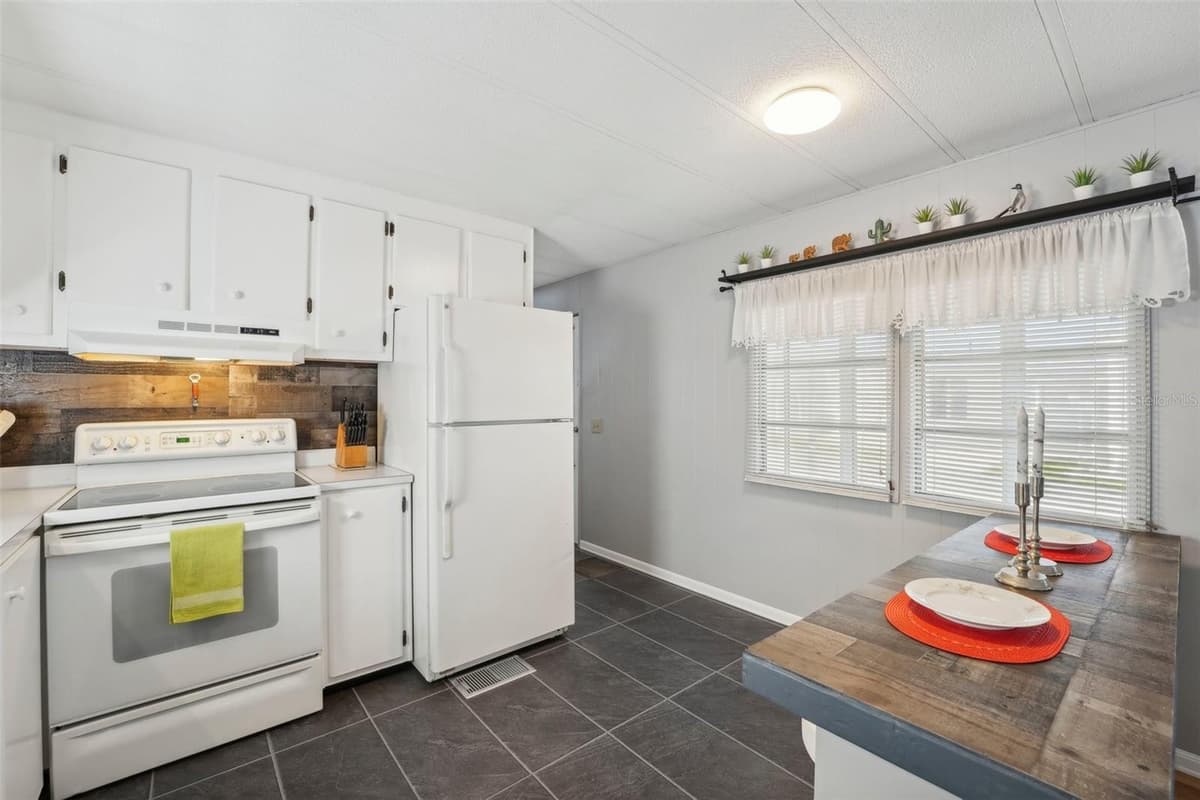 1600 OLD COACHMAN ROAD — photo 10 of 23