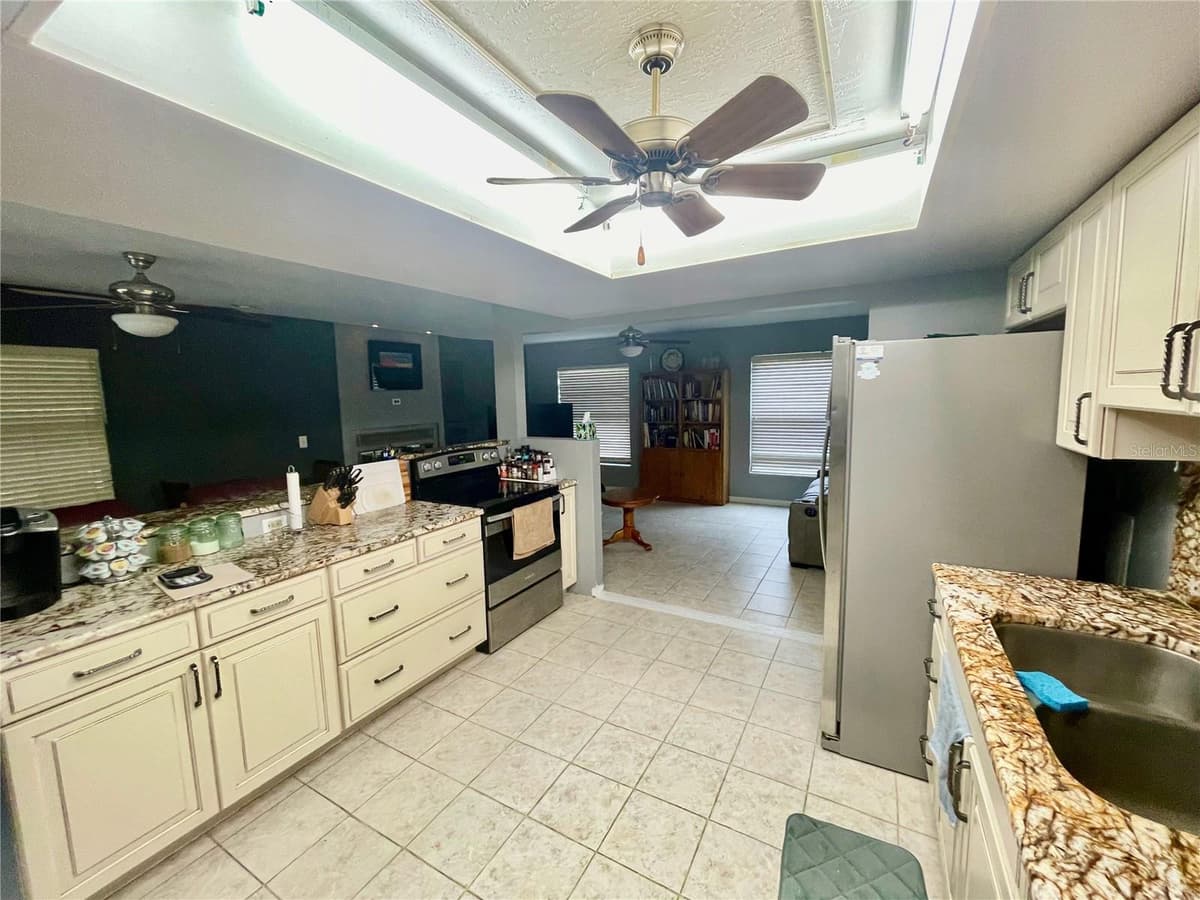 490 MINSTREL AVENUE — photo 4 of 30