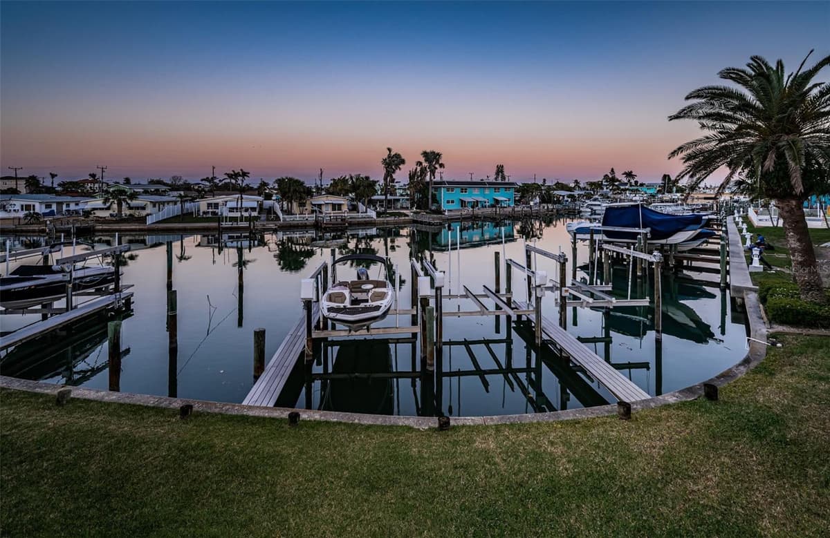 11595 GULF BOULEVARD — photo 19 of 46