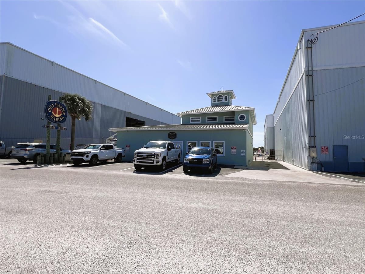 100 CIRCUIT ROAD — photo 17 of 20