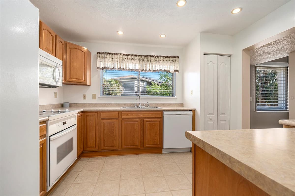 6311 NEWTOWN CIRCLE — photo 12 of 40