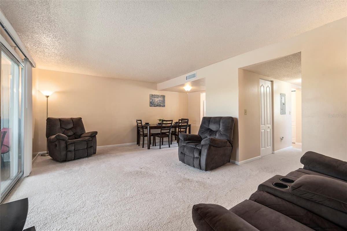 6311 NEWTOWN CIRCLE — photo 9 of 40