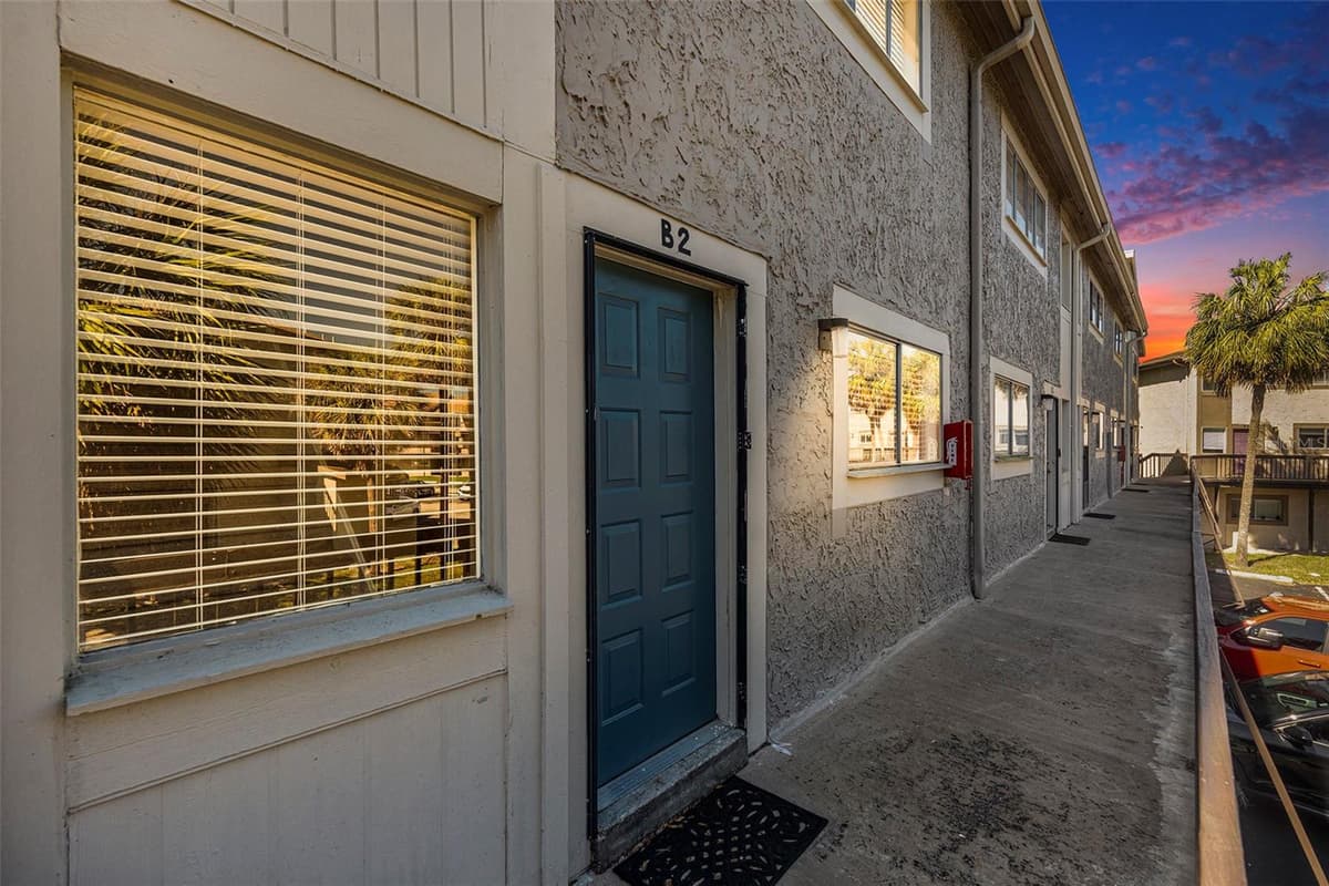 6311 NEWTOWN CIRCLE — photo 4 of 40