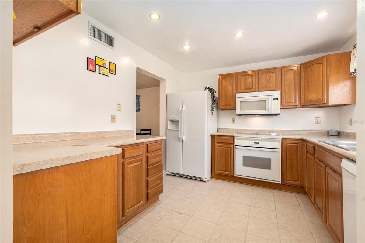 6311 NEWTOWN CIRCLE — photo 13 of 40