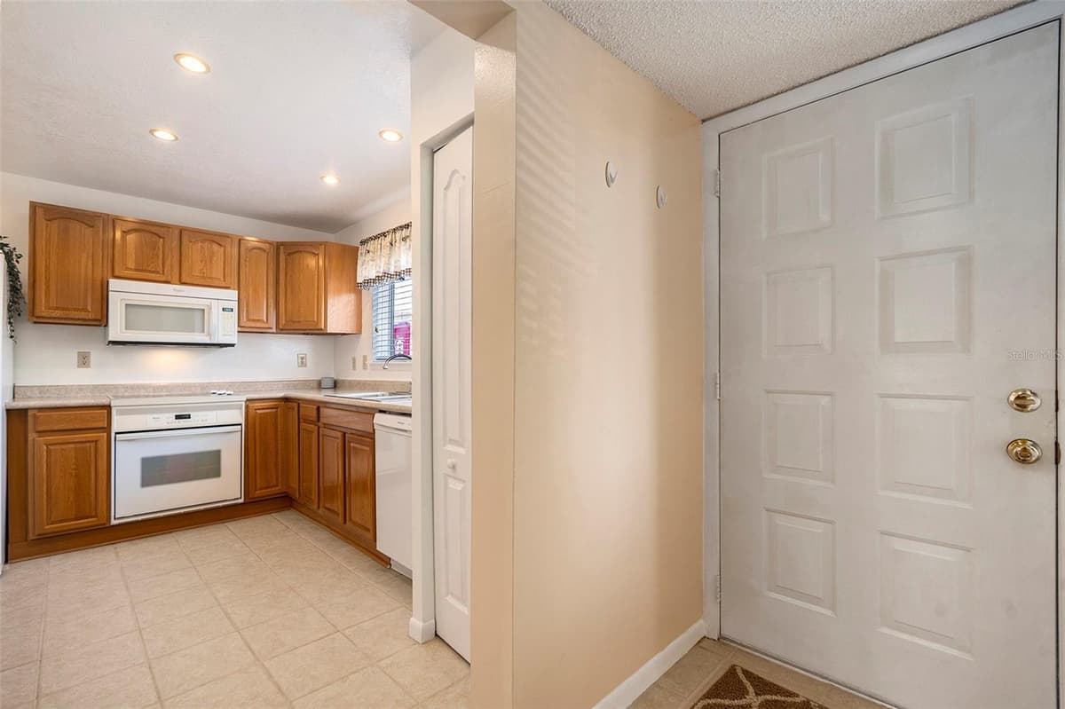 6311 NEWTOWN CIRCLE — photo 11 of 40