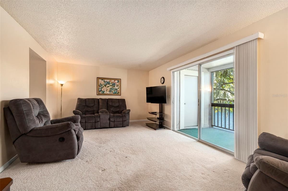 6311 NEWTOWN CIRCLE — photo 10 of 40