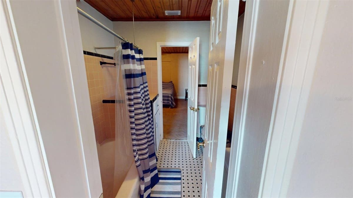 1405 LAKE REEDY BOULEVARD — photo 10 of 32