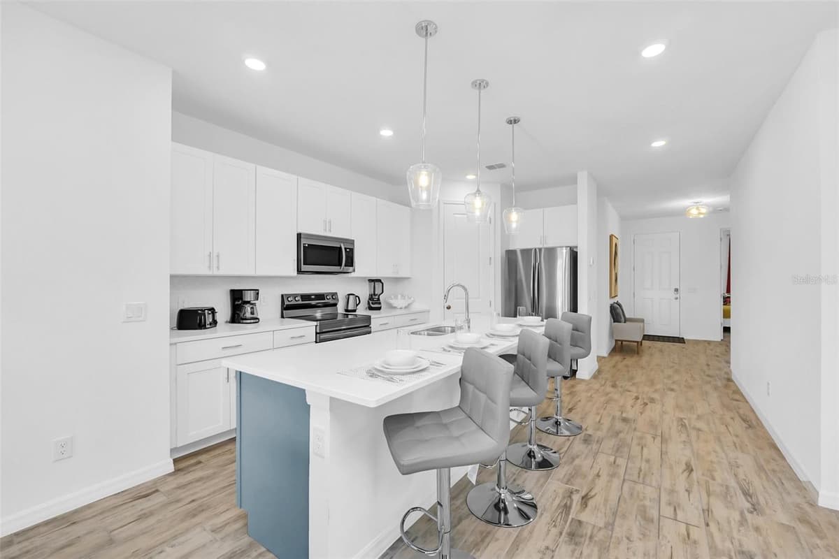 2039 DERWENT DRIVE — photo 7 of 44
