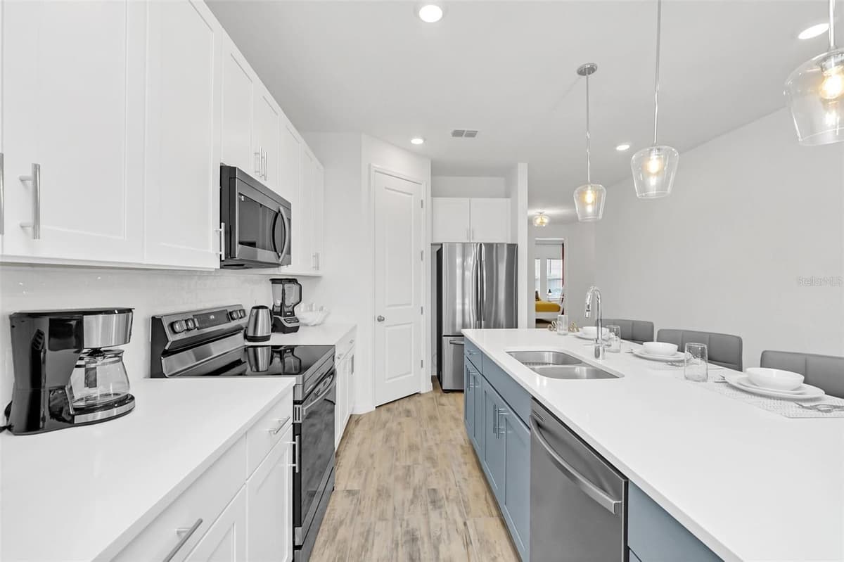 2039 DERWENT DRIVE — photo 8 of 44