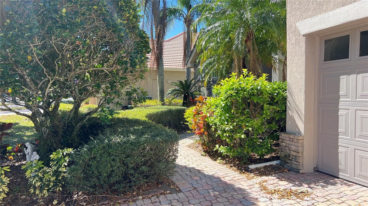 8854 OAK LANDINGS COURT — photo 4 of 61