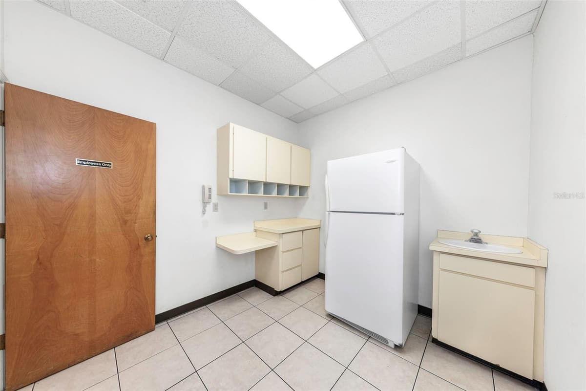 655 INDIANA AVENUE — photo 16 of 100