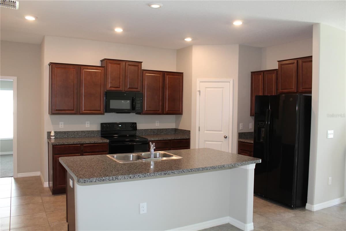 17152 SUNSHINE MIMOSA STREET — photo 25 of 31