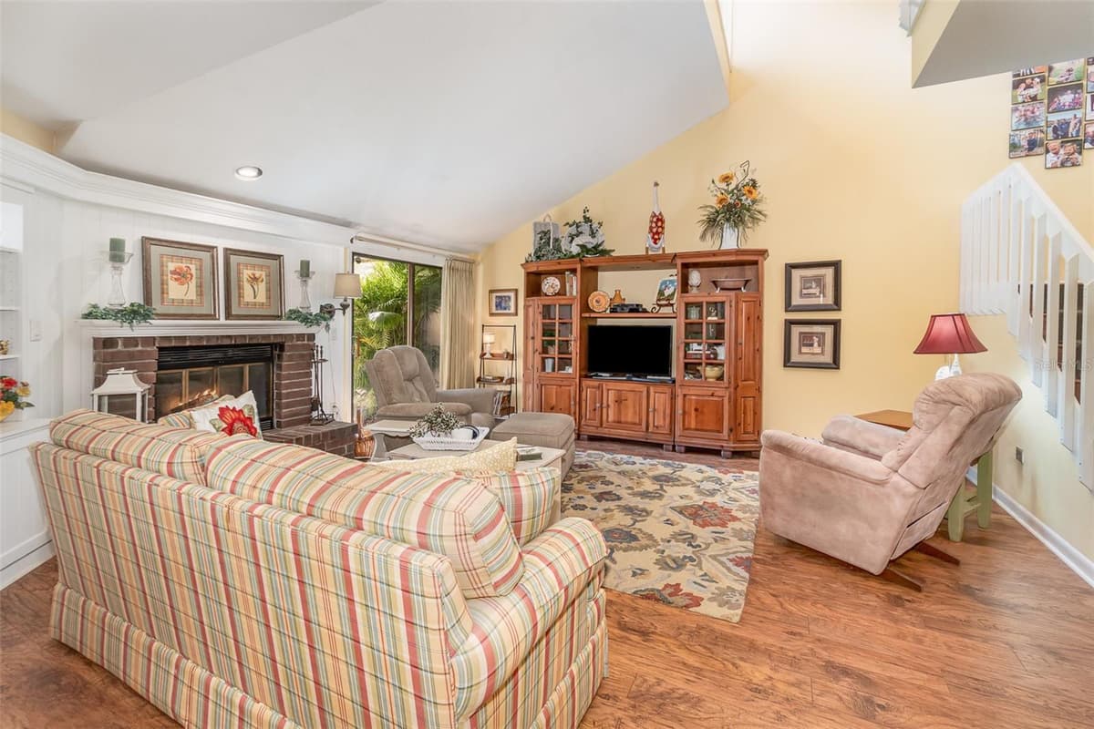702 CLUSTERWOOD DRIVE — photo 5 of 46
