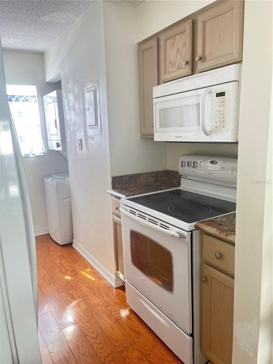 689 LAKE HOWARD DRIVE — photo 5 of 10