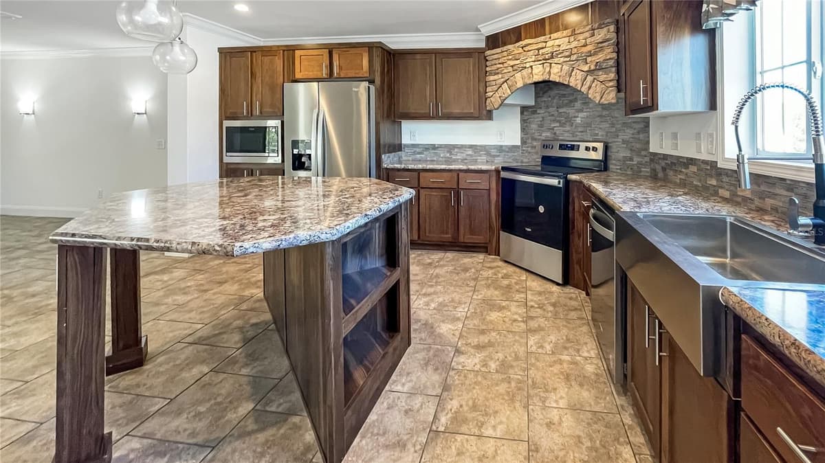 9896 SCEPTER AVENUE — photo 4 of 15