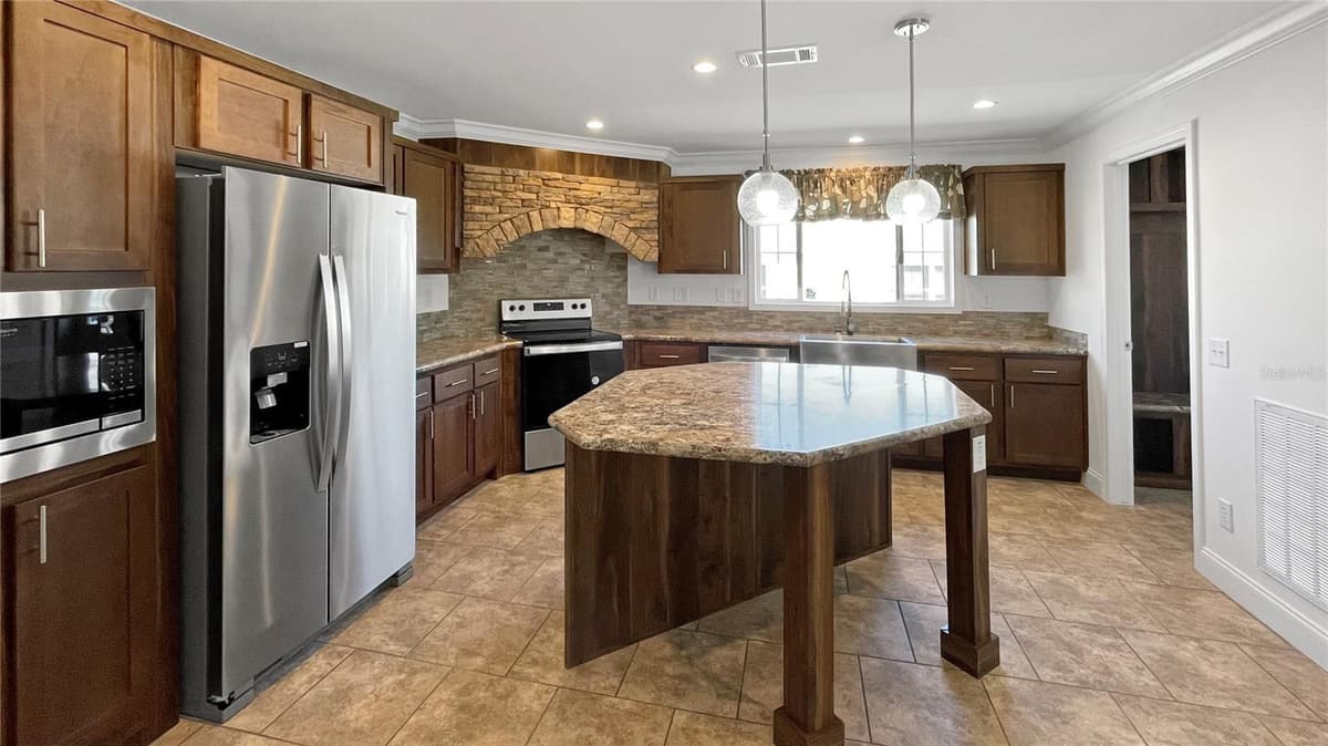9896 SCEPTER AVENUE — photo 6 of 15