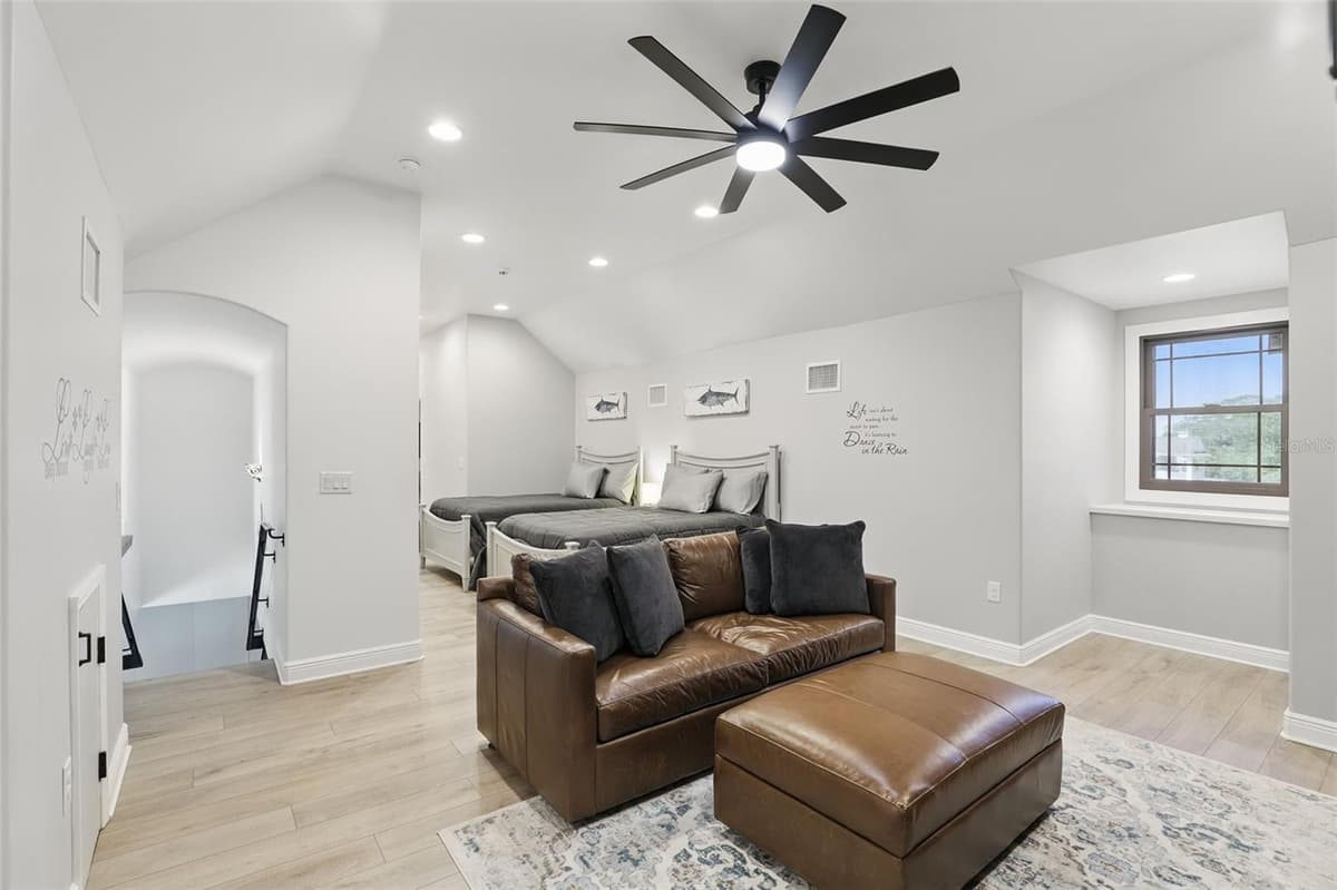106 VICTORIA STREET — photo 32 of 51