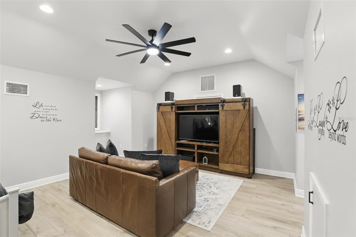 106 VICTORIA STREET — photo 31 of 51
