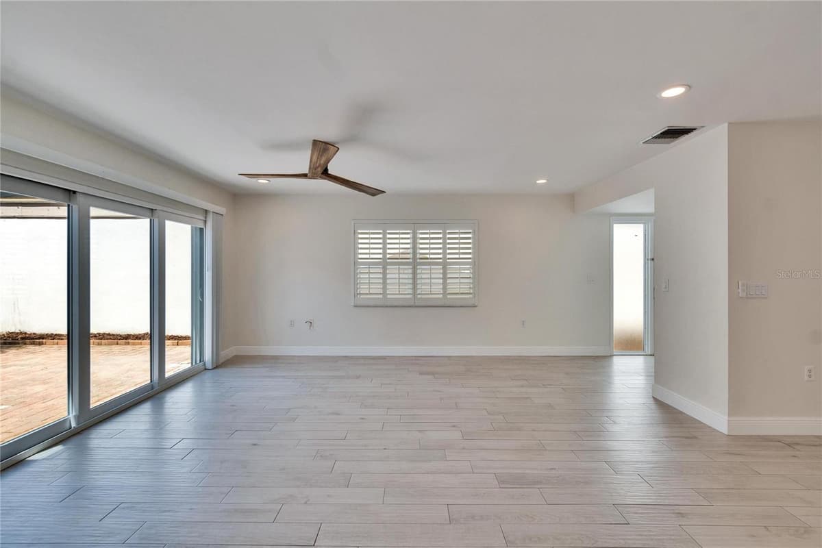 370 WOODLANDS DRIVE — photo 19 of 52