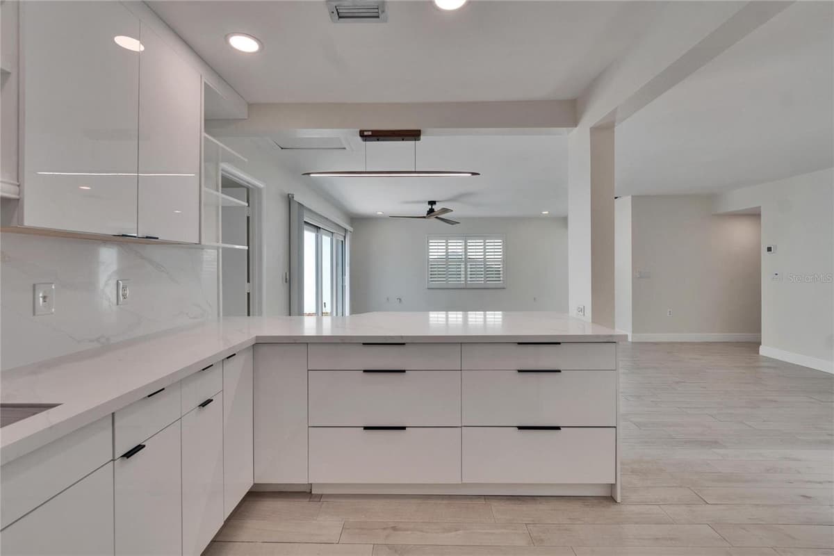 370 WOODLANDS DRIVE — photo 26 of 52