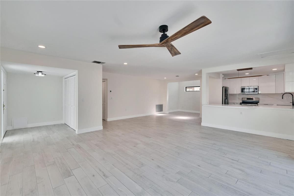 370 WOODLANDS DRIVE — photo 21 of 52