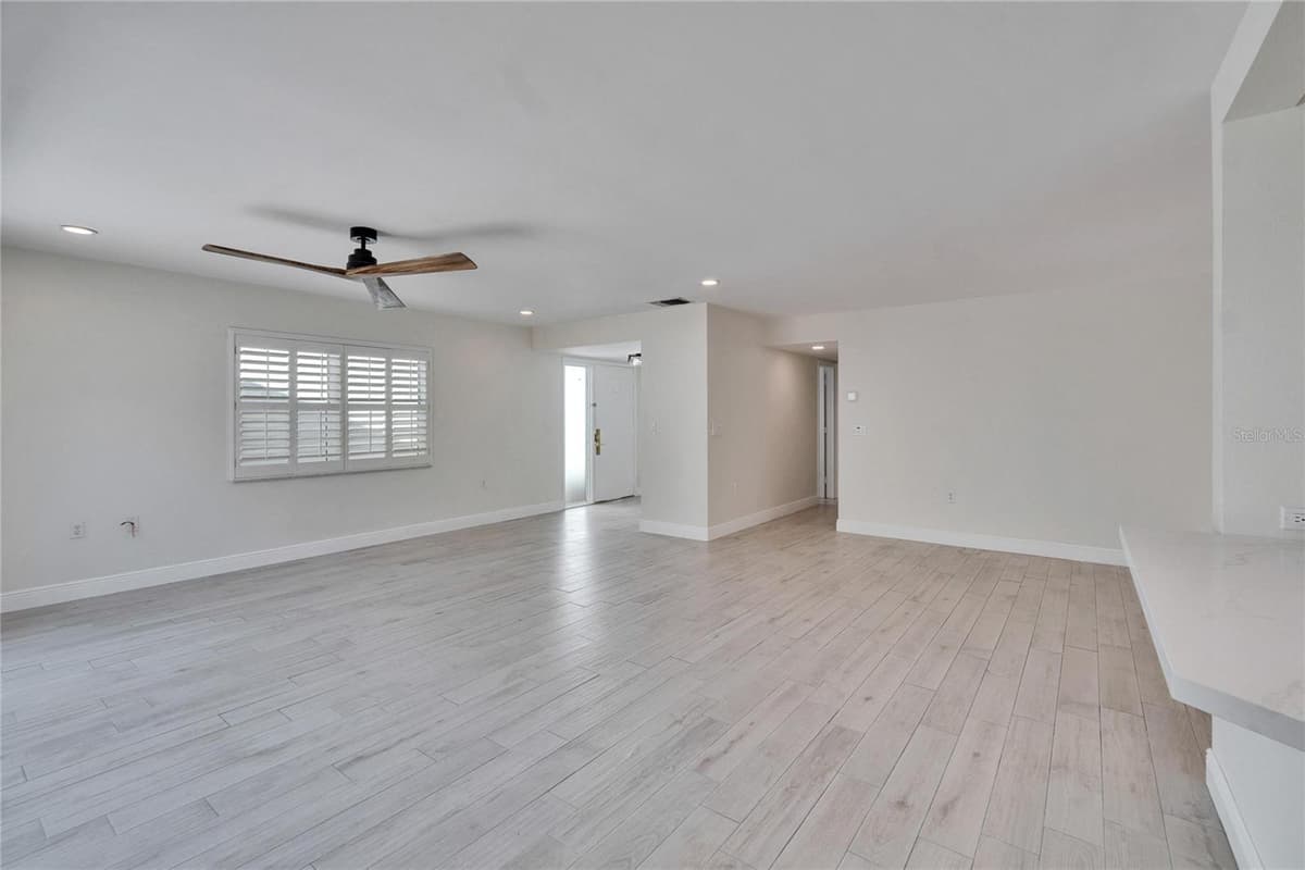 370 WOODLANDS DRIVE — photo 18 of 52