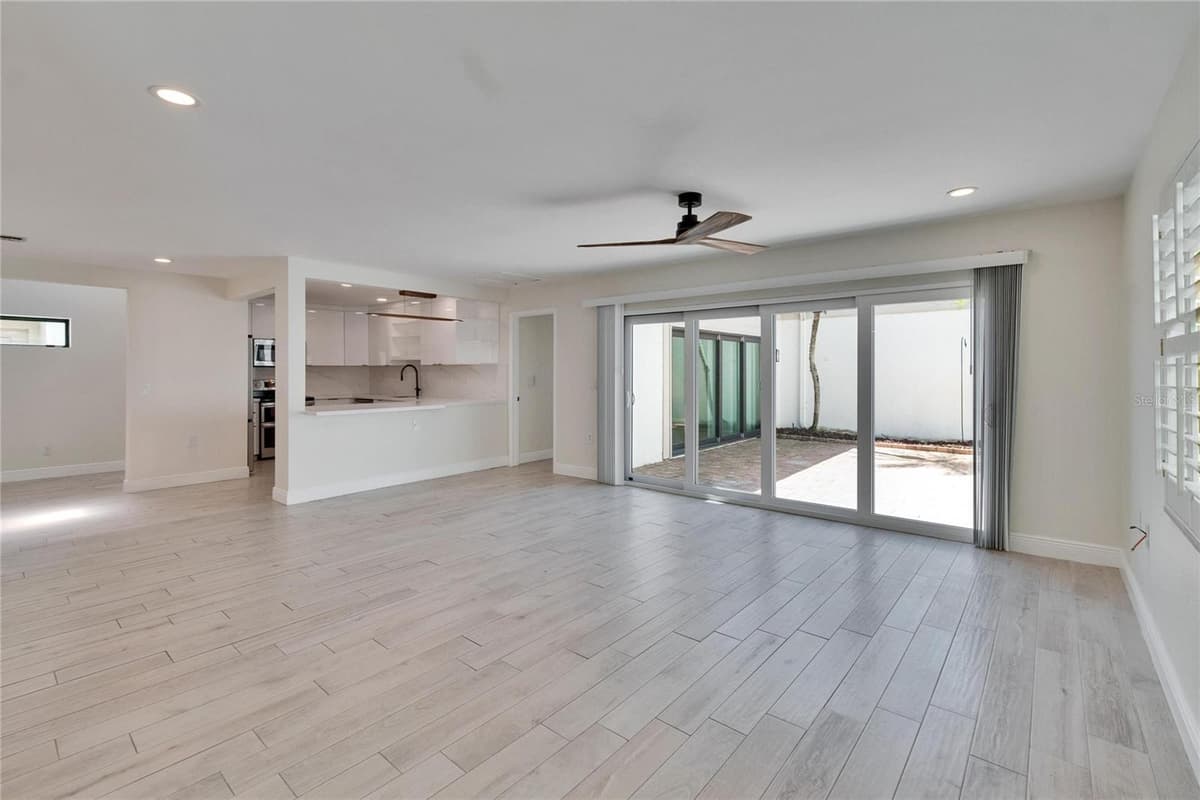 370 WOODLANDS DRIVE — photo 17 of 52