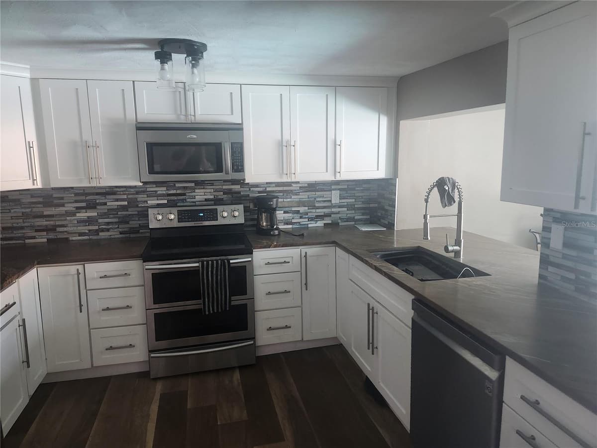 8501 HUNTING SADDLE DRIVE — photo 2 of 41