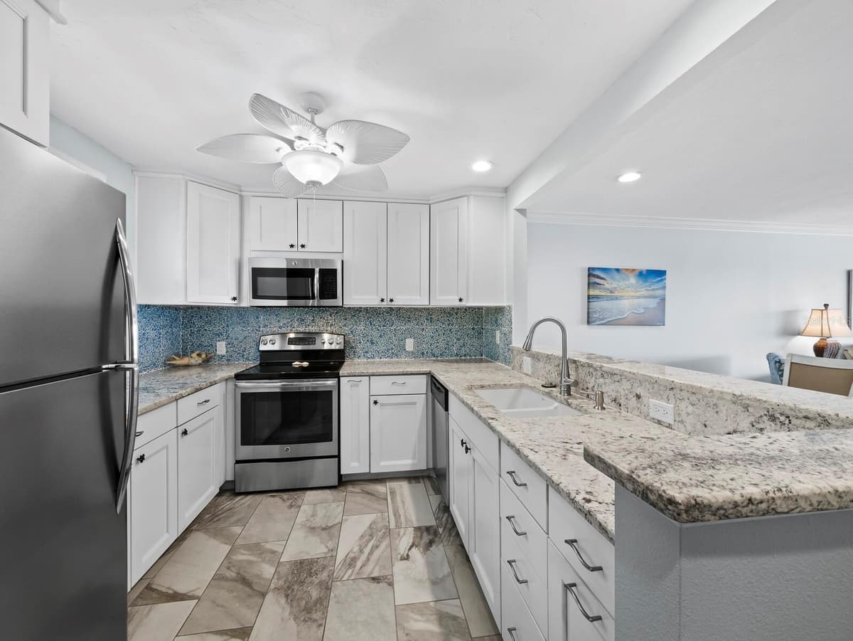 600 SUTTON PLACE — photo 16 of 53