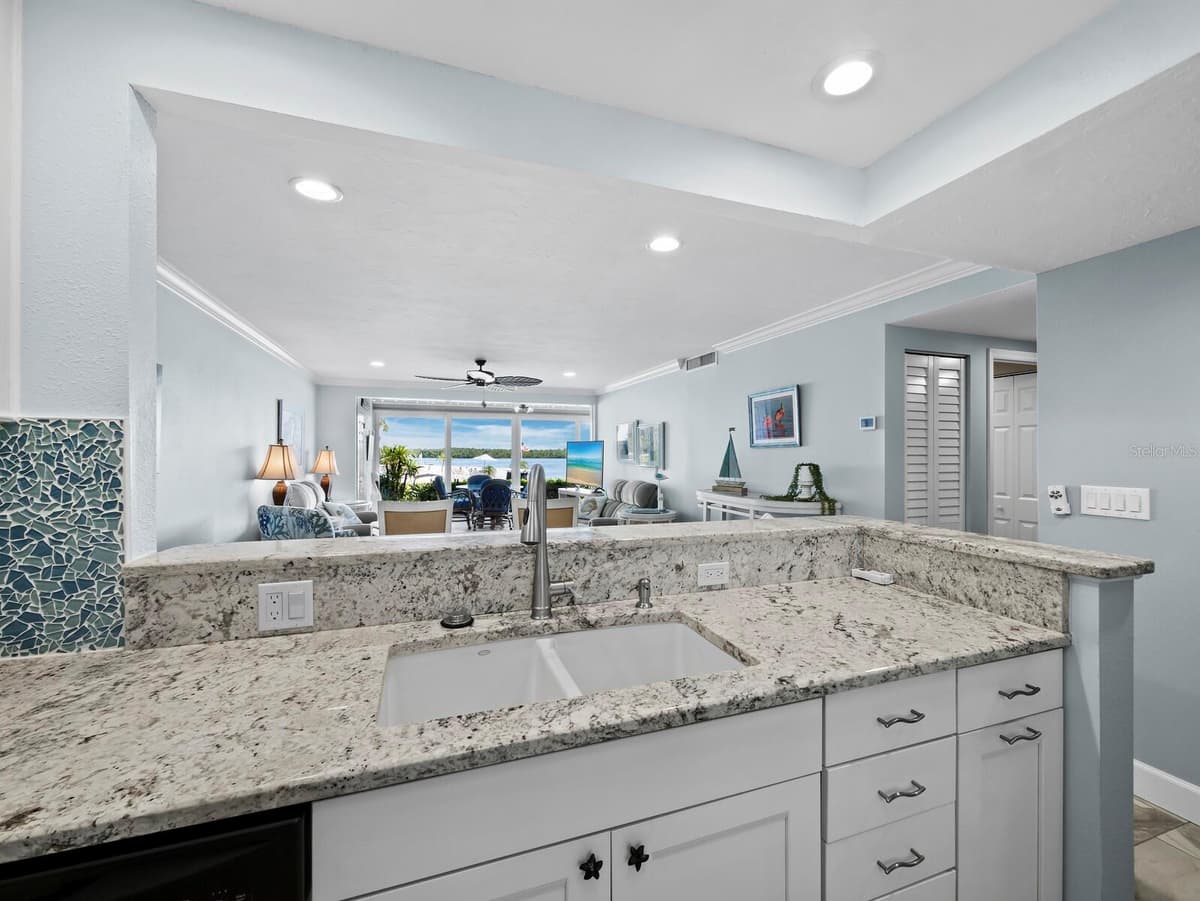 600 SUTTON PLACE — photo 14 of 53