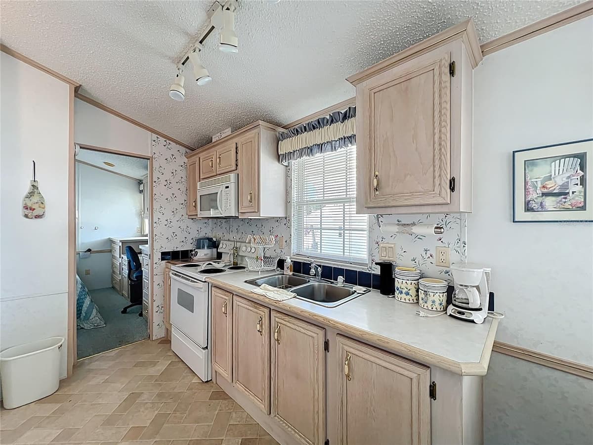 194 BIG PINE AVENUE — photo 12 of 43
