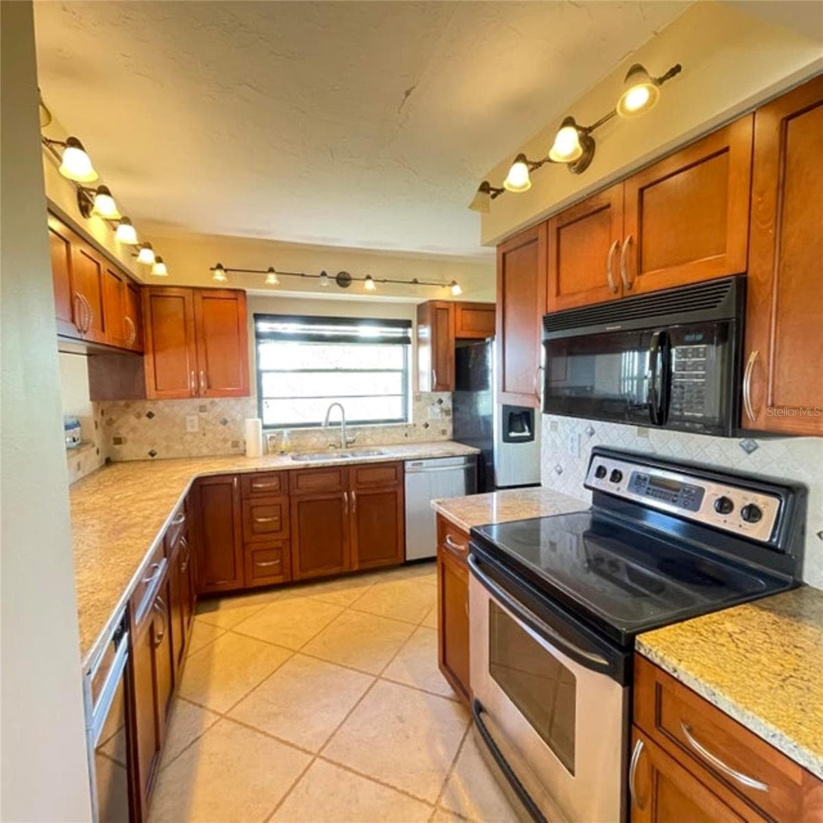 1540 RIVERSIDE DRIVE — photo 8 of 22