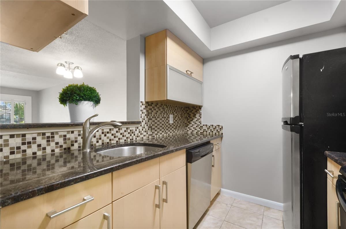 6114 PEREGRINE AVENUE — photo 8 of 25