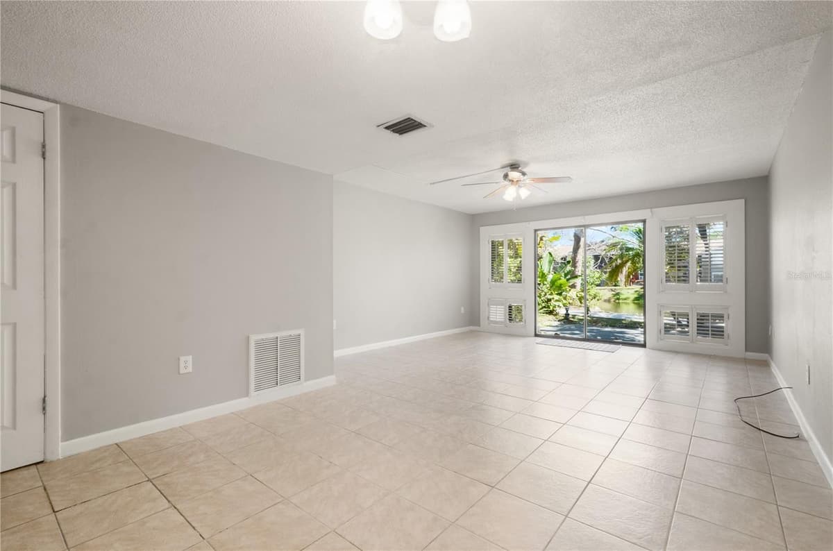 6114 PEREGRINE AVENUE — photo 9 of 25