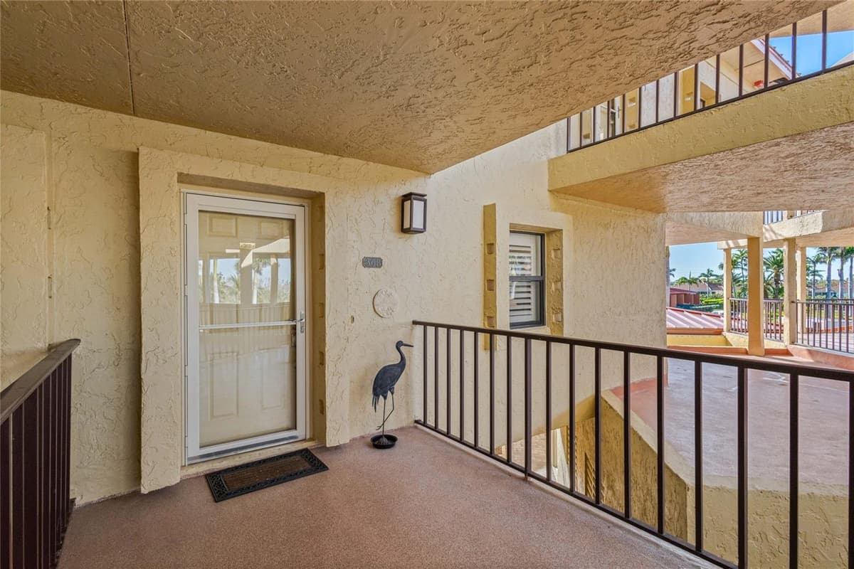 3230 SOUTHSHORE DRIVE — photo 3 of 40
