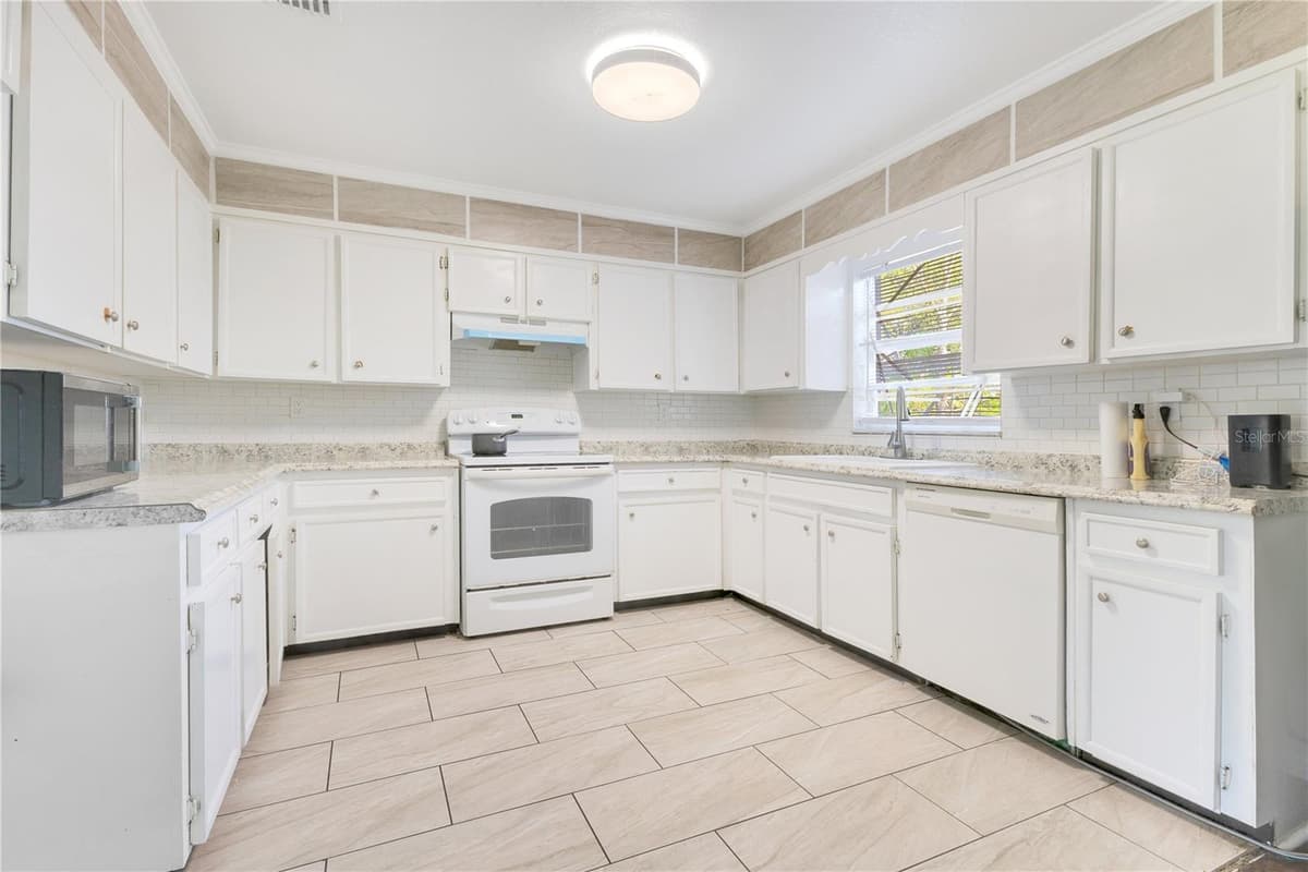 4550 CHANDLER ROAD — photo 13 of 53