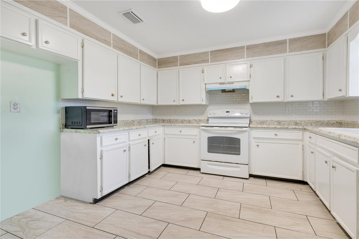 4550 CHANDLER ROAD — photo 14 of 53