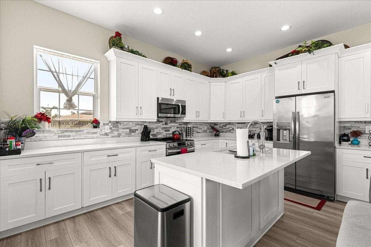 6771 SEAVIEW BOULEVARD — photo 12 of 23