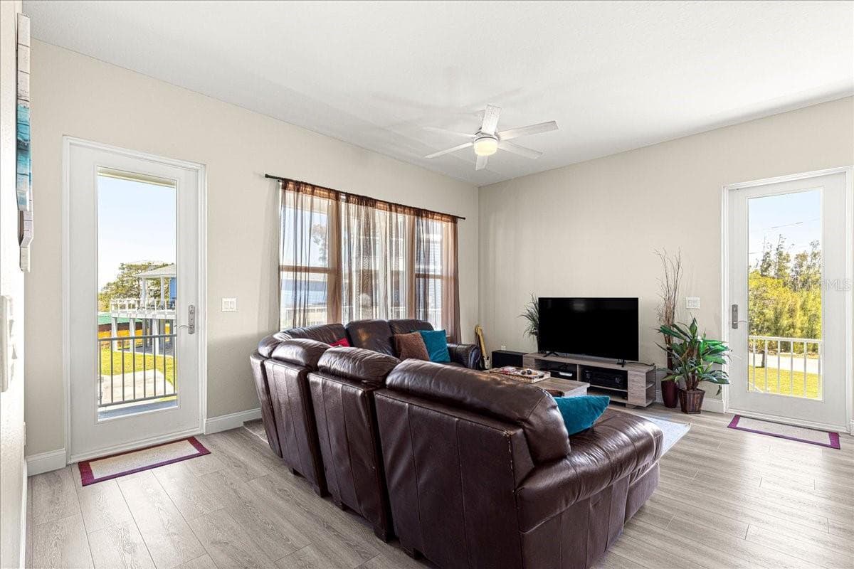 6771 SEAVIEW BOULEVARD — photo 8 of 23