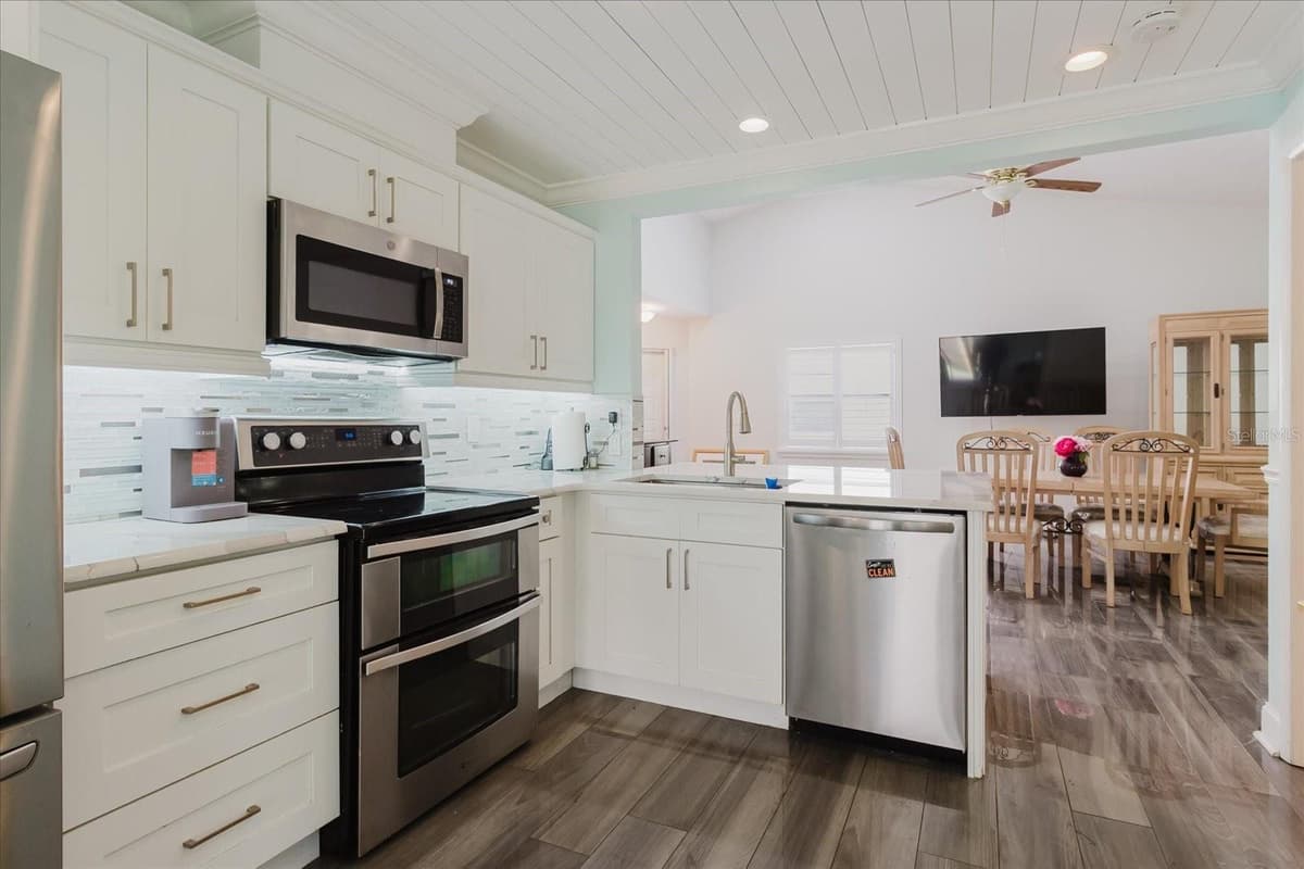 11521 ROSE TREE DRIVE — photo 5 of 37